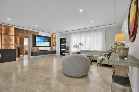 House in Biscayne Park, Florida 3 bedrooms, 143.07 sq.m. № 2003322 - photo 8