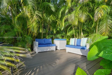 House in Biscayne Park, Florida 3 bedrooms, 143.07 sq.m. № 2003322 - photo 25
