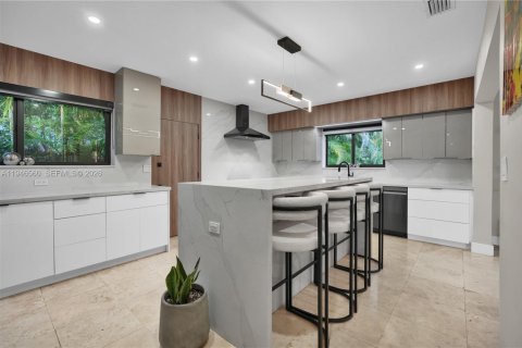 House in Biscayne Park, Florida 3 bedrooms, 143.07 sq.m. № 2003322 - photo 13