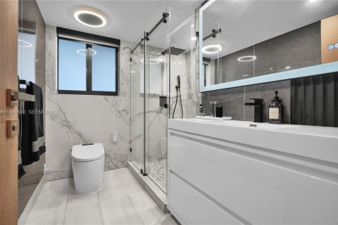 House in Biscayne Park, Florida 3 bedrooms, 143.07 sq.m. № 2003322 - photo 18