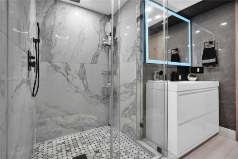 House in Biscayne Park, Florida 3 bedrooms, 143.07 sq.m. № 2003322 - photo 20