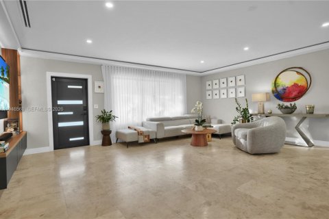 House in Biscayne Park, Florida 3 bedrooms, 143.07 sq.m. № 2003322 - photo 5