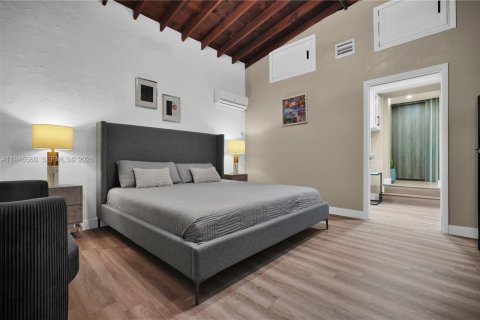 House in Biscayne Park, Florida 3 bedrooms, 143.07 sq.m. № 2003322 - photo 26