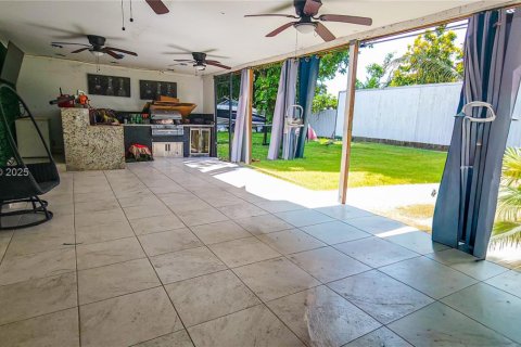 House in Miami, Florida 3 bedrooms, 104.05 sq.m. № 2016059 - photo 25