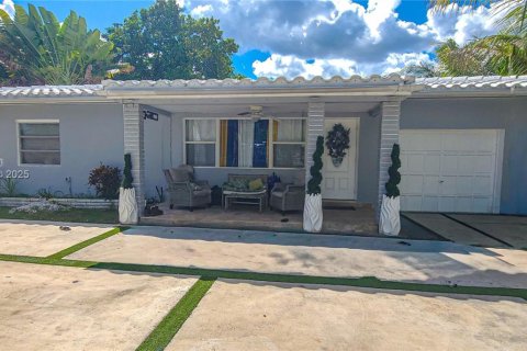 House in Miami, Florida 3 bedrooms, 104.05 sq.m. № 2016059 - photo 1