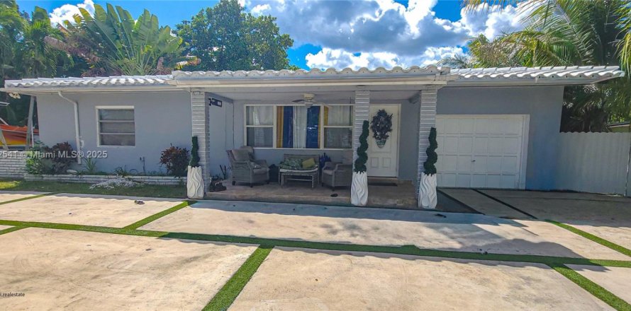 House in Miami, Florida 3 bedrooms, 104.05 sq.m. № 2016059