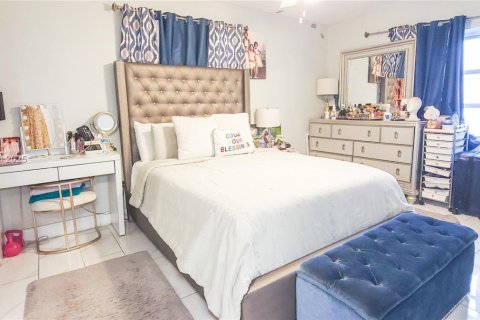 House in Miami, Florida 3 bedrooms, 104.05 sq.m. № 2016059 - photo 16