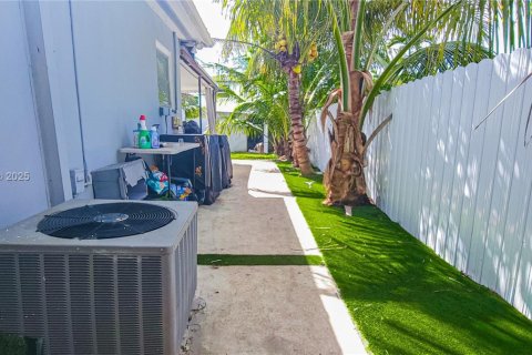 House in Miami, Florida 3 bedrooms, 104.05 sq.m. № 2016059 - photo 29