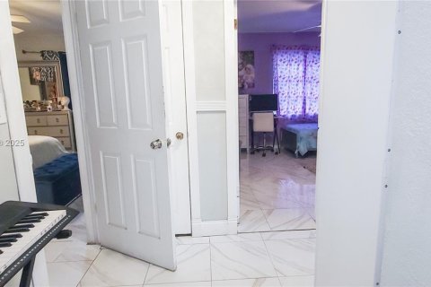 House in Miami, Florida 3 bedrooms, 104.05 sq.m. № 2016059 - photo 15