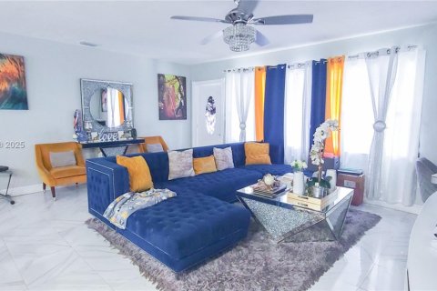 House in Miami, Florida 3 bedrooms, 104.05 sq.m. № 2016059 - photo 5