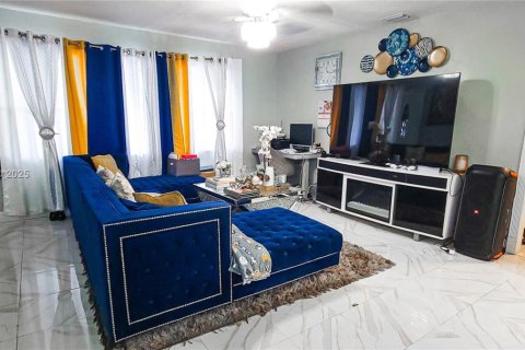 House in Miami, Florida 3 bedrooms, 104.05 sq.m. № 2016059 - photo 6