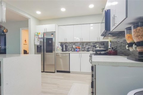 House in Miami, Florida 3 bedrooms, 104.05 sq.m. № 2016059 - photo 10