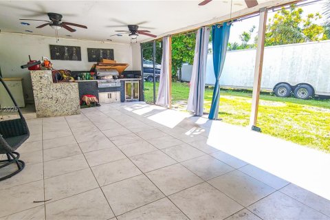 House in Miami, Florida 3 bedrooms, 104.05 sq.m. № 2016059 - photo 26