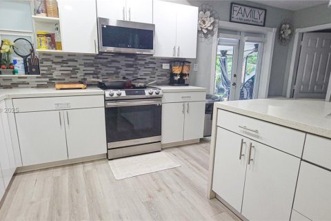 House in Miami, Florida 3 bedrooms, 104.05 sq.m. № 2016059 - photo 8