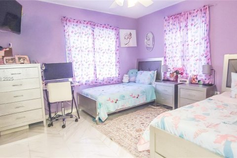 House in Miami, Florida 3 bedrooms, 104.05 sq.m. № 2016059 - photo 13