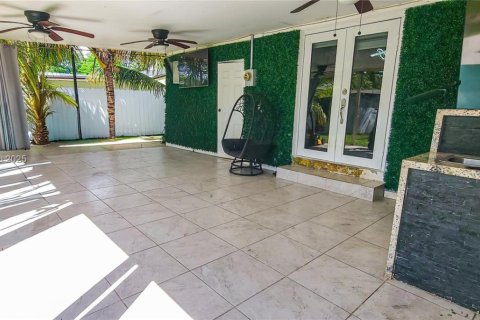 House in Miami, Florida 3 bedrooms, 104.05 sq.m. № 2016059 - photo 27