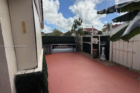 Townhouse in Homestead, Florida 2 bedrooms, 88.35 sq.m. № 2012697 - photo 11