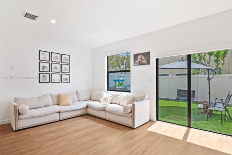 Adosado en venta en Hialeah, Florida, 2 dormitorios, 133.87 m2 № 1963055 - foto 12