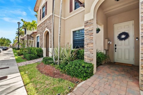 Adosado en venta en Hialeah, Florida, 2 dormitorios, 133.87 m2 № 1963055 - foto 3