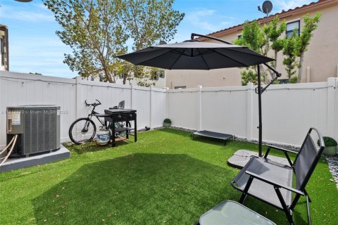 Adosado en venta en Hialeah, Florida, 2 dormitorios, 133.87 m2 № 1963055 - foto 22