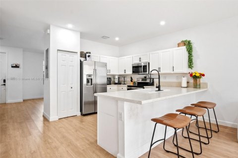 Adosado en venta en Hialeah, Florida, 2 dormitorios, 133.87 m2 № 1963055 - foto 11