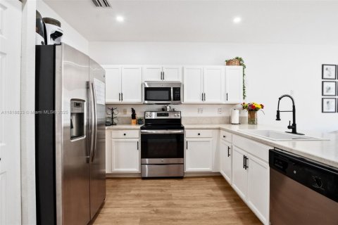 Adosado en venta en Hialeah, Florida, 2 dormitorios, 133.87 m2 № 1963055 - foto 8