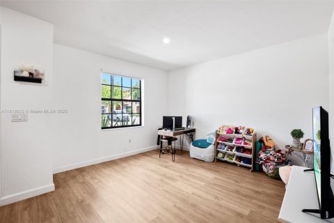 Adosado en venta en Hialeah, Florida, 2 dormitorios, 133.87 m2 № 1963055 - foto 5