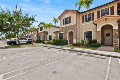Adosado en venta en Hialeah, Florida, 2 dormitorios, 133.87 m2 № 1963055 - foto 2