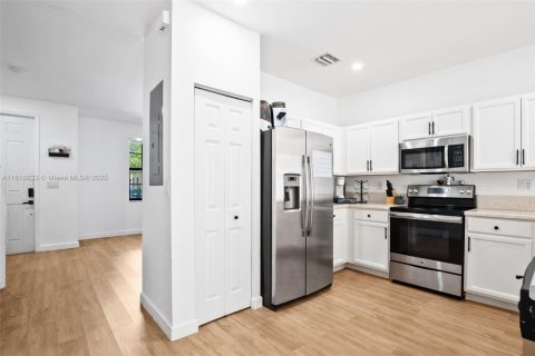 Adosado en venta en Hialeah, Florida, 2 dormitorios, 133.87 m2 № 1963055 - foto 7