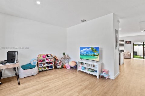 Adosado en venta en Hialeah, Florida, 2 dormitorios, 133.87 m2 № 1963055 - foto 6