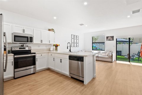 Adosado en venta en Hialeah, Florida, 2 dormitorios, 133.87 m2 № 1963055 - foto 9