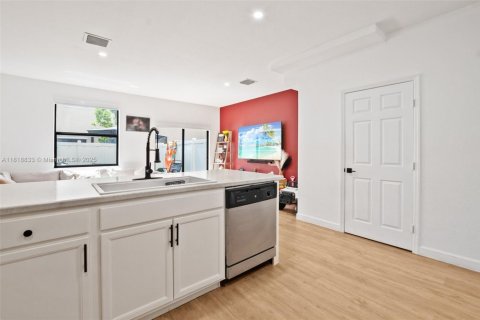 Adosado en venta en Hialeah, Florida, 2 dormitorios, 133.87 m2 № 1963055 - foto 10