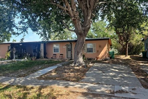 Propiedad comercial en venta en Port Charlotte, Florida, 6 dormitorios, 167.04 m2 № 1735138 - foto 1
