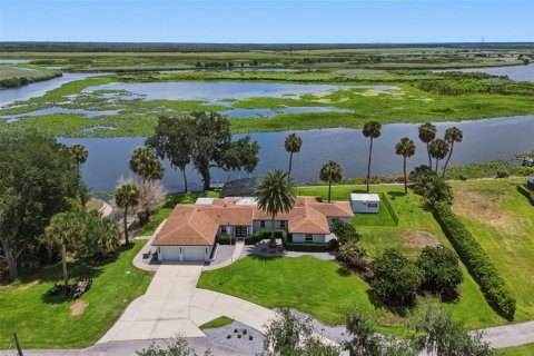 House in Sanford, Florida 3 bedrooms, 209.68 sq.m. № 2101343