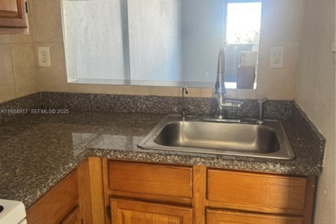 Apartamento en alquiler en Hialeah, Florida, 2 dormitorios, 6130.25 m2 № 1993265 - foto 7
