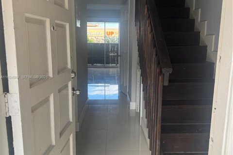 Apartamento en alquiler en Hialeah, Florida, 2 dormitorios, 6130.25 m2 № 1993265 - foto 3