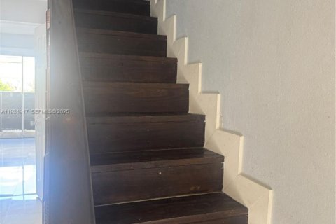 Apartamento en alquiler en Hialeah, Florida, 2 dormitorios, 6130.25 m2 № 1993265 - foto 8