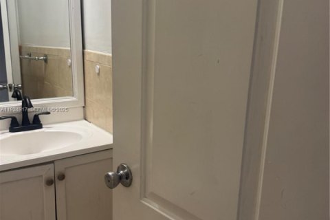 Apartamento en alquiler en Hialeah, Florida, 2 dormitorios, 6130.25 m2 № 1993265 - foto 5