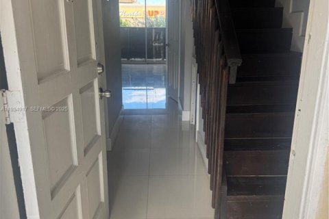 Apartamento en alquiler en Hialeah, Florida, 2 dormitorios, 6130.25 m2 № 1993265 - foto 2