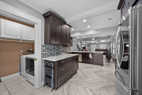 House in Orlando, Florida 6 bedrooms, 289.2 sq.m. № 1808665 - photo 12
