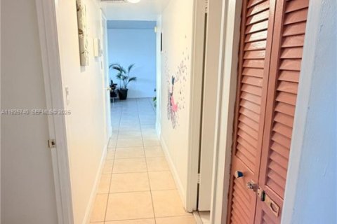 Купить кондоминиум в Халландейл-Бич, Флорида 2 спальни, 120.77м2, № 1984723 - фото 21