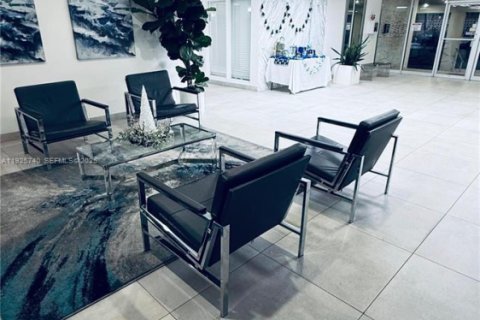 Купить кондоминиум в Халландейл-Бич, Флорида 2 спальни, 120.77м2, № 1984723 - фото 1