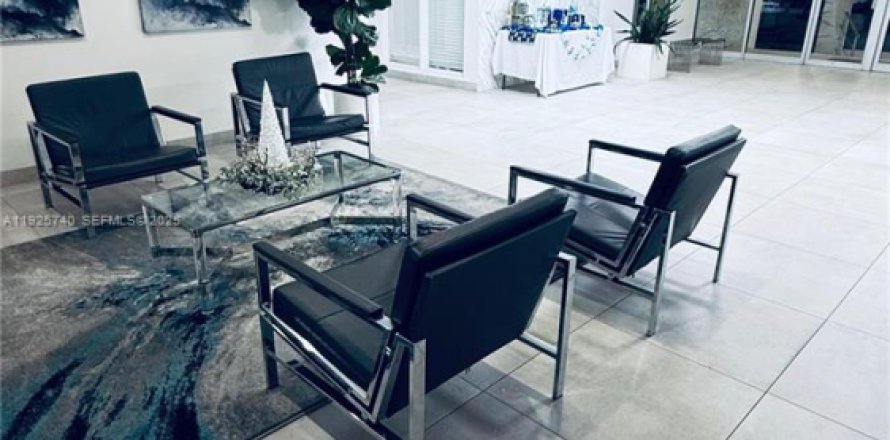 Кондоминиум с 2 спальнями в Халландейл-Бич, Флорида № 1984723