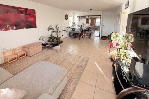 Купить кондоминиум в Халландейл-Бич, Флорида 2 спальни, 120.77м2, № 1984723 - фото 2