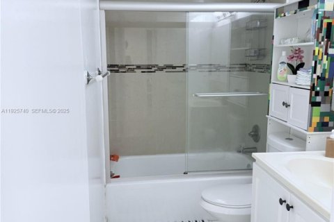 Купить кондоминиум в Халландейл-Бич, Флорида 2 спальни, 120.77м2, № 1984723 - фото 13