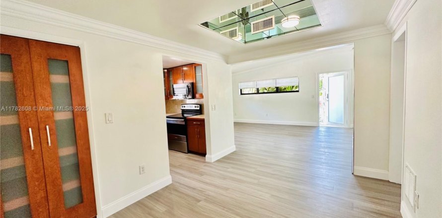 Condominio en North Miami Beach, Florida, 2 dormitorios  № 1701647