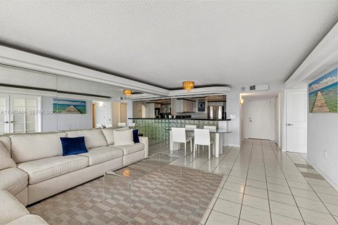 Снять в аренду кондоминиум в Форт-Лодердейл, Флорида 2 спальни, 111.67м2, № 2051257 - фото 9