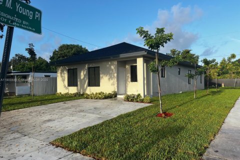 House in Miami, Florida 4 bedrooms № 1953393 - photo 2
