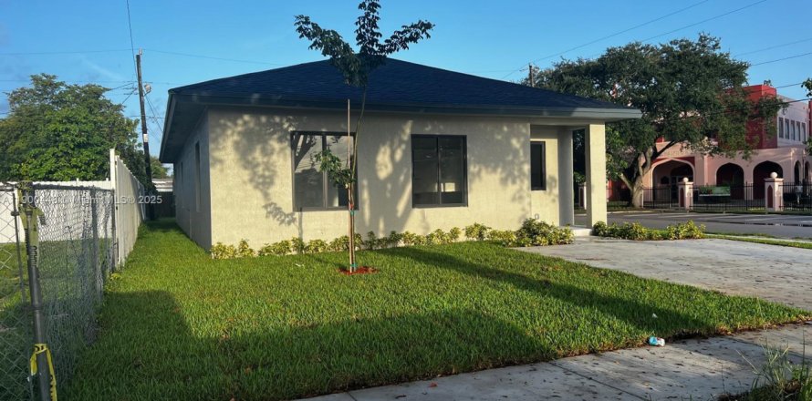 House in Miami, Florida 4 bedrooms № 1953393