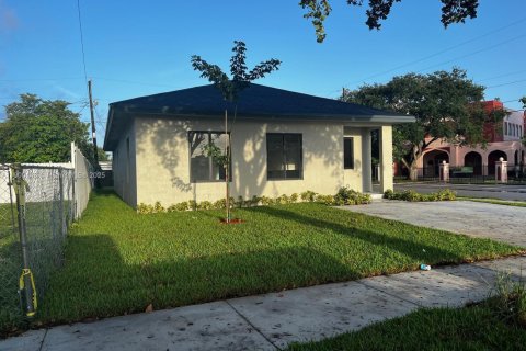 House in Miami, Florida 4 bedrooms № 1953393 - photo 3